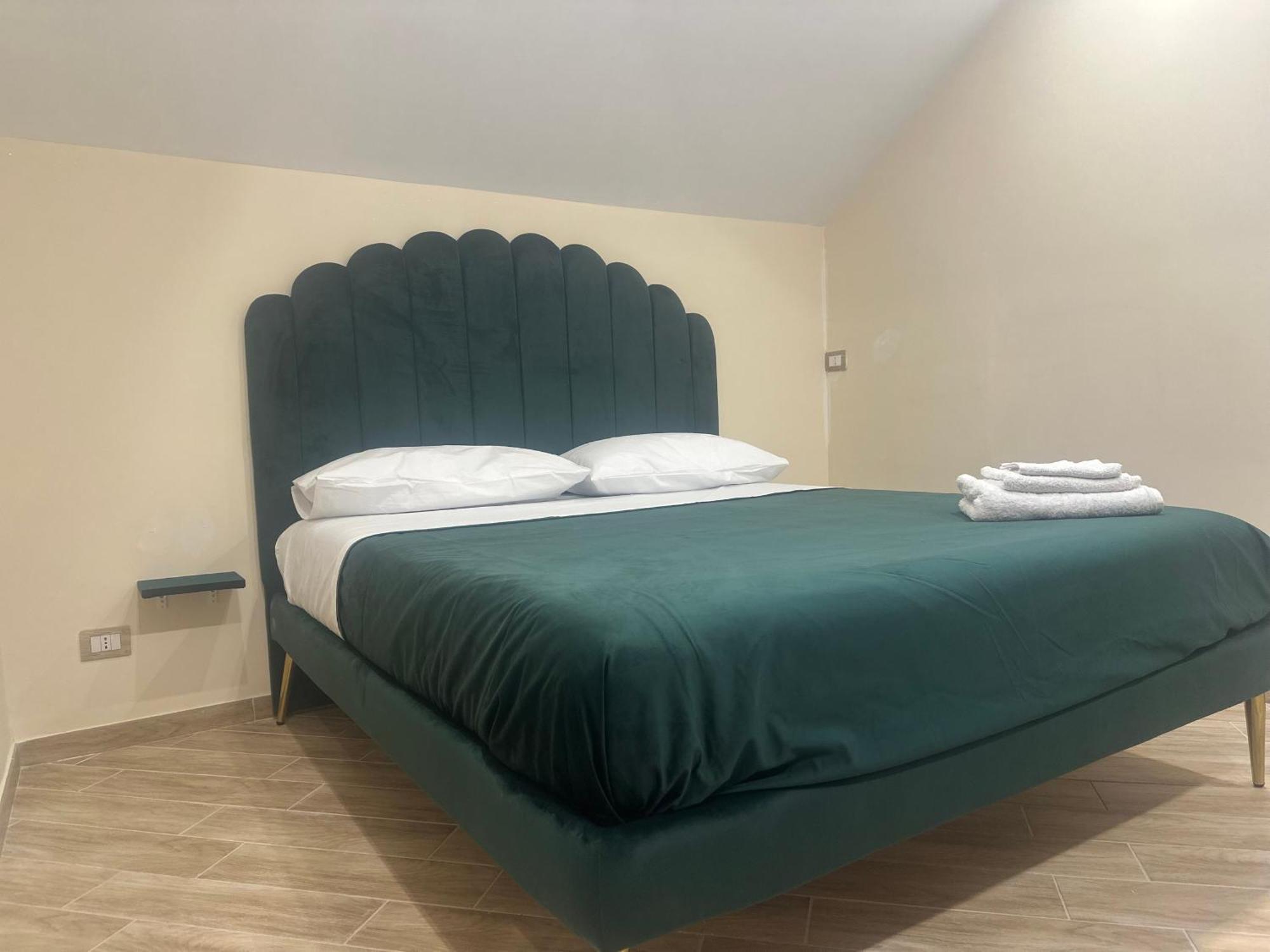 Attic Room Наполи Екстериор снимка