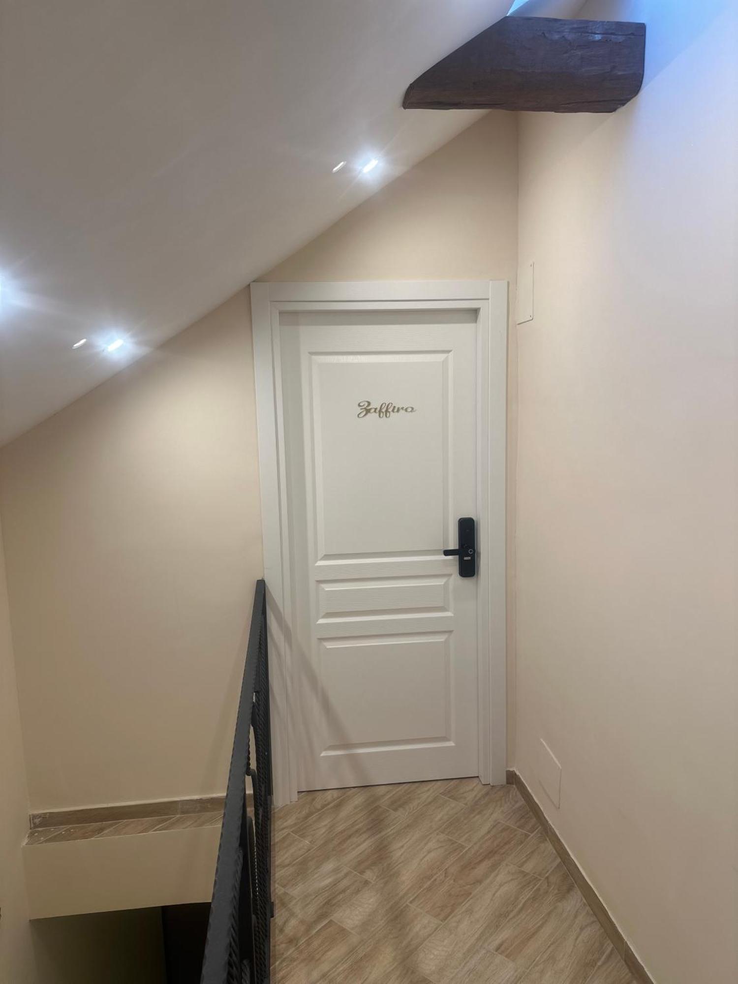 Attic Room Наполи Екстериор снимка